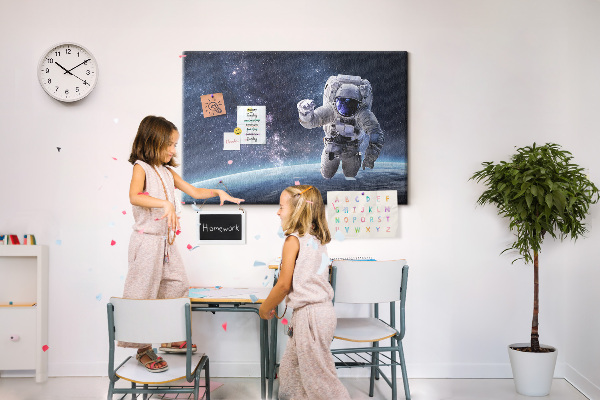 Kurken prikbord met astronaut in de ruimte