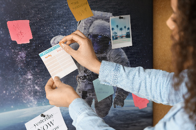 Kurken prikbord met astronaut in de ruimte