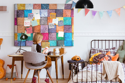 Prikbord met gekleurde vierkanten in een houten patroon