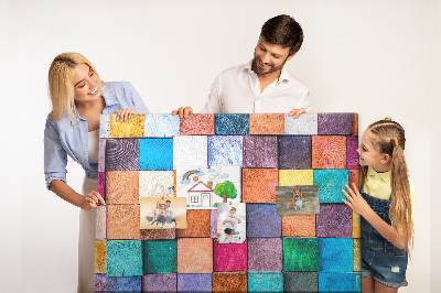 Prikbord met gekleurde vierkanten in een houten patroon