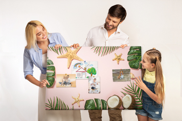 Kurkbord met tropisch landschap van schelpen en bladeren