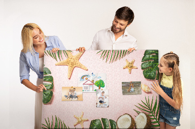 Kurkbord met tropisch landschap van schelpen en bladeren