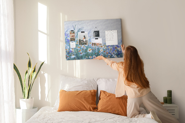Kurkbord met weidemotief van bloemen en een vlinder
