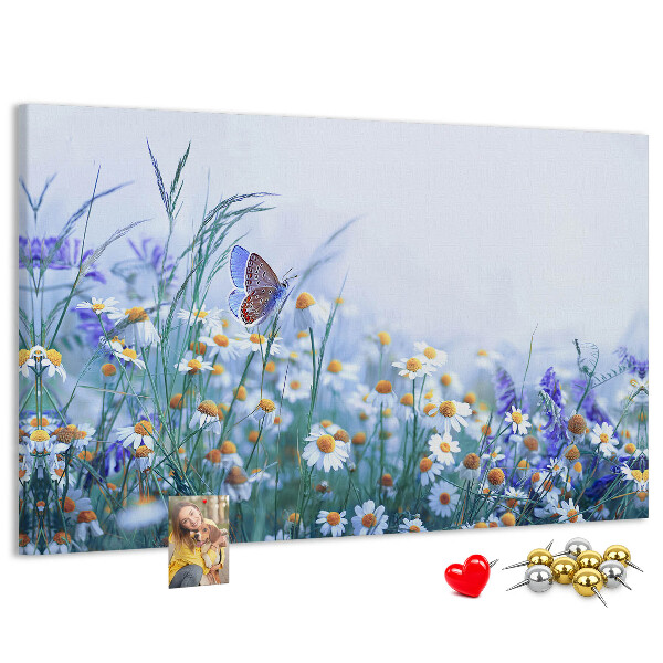 Kurkbord met weidemotief van bloemen en een vlinder