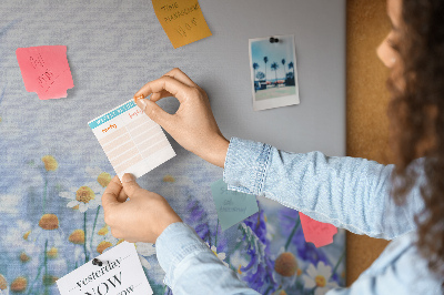 Kurkbord met weidemotief van bloemen en een vlinder