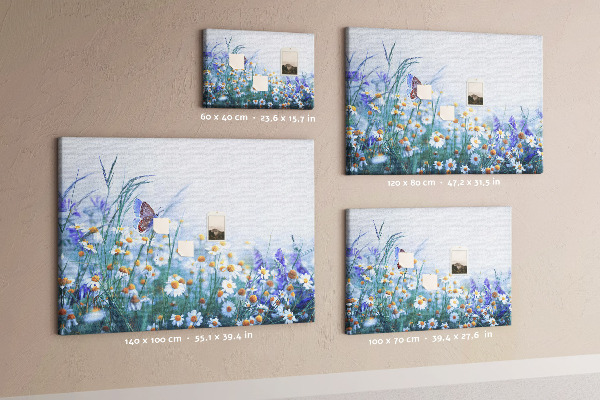 Kurkbord met weidemotief van bloemen en een vlinder