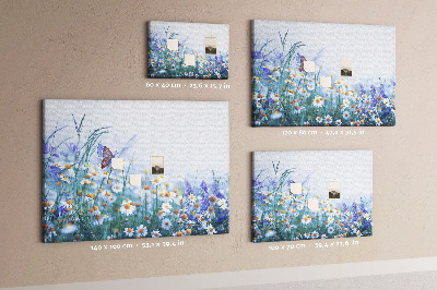 Kurkbord met weidemotief van bloemen en een vlinder