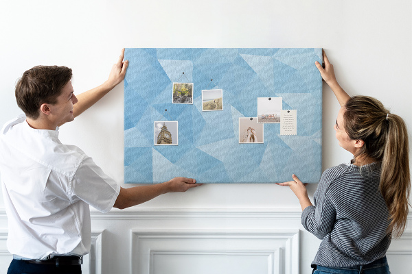 Prikbord met geometrische blauwe driehoeken in verschillende tinten