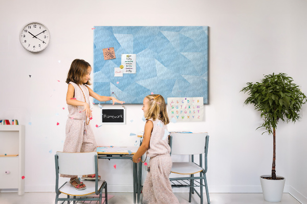 Prikbord met geometrische blauwe driehoeken in verschillende tinten