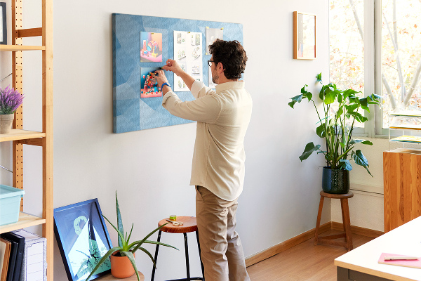 Prikbord met geometrische blauwe driehoeken in verschillende tinten