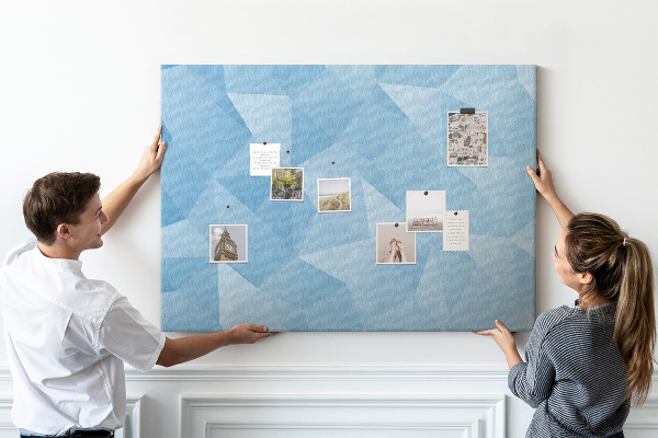 Prikbord met geometrische blauwe driehoeken in verschillende tinten