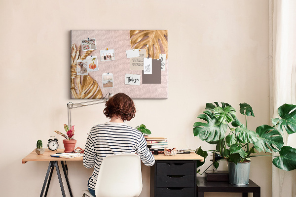 Prikbord met gouden bladeren op een delicate achtergrond