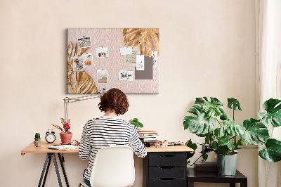 Prikbord met gouden bladeren op een delicate achtergrond