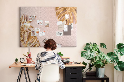 Prikbord met gouden bladeren op een delicate achtergrond