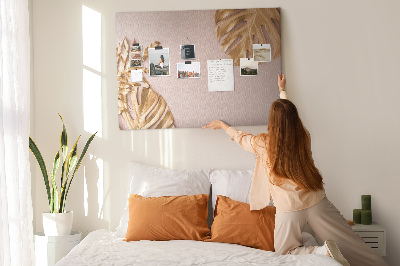 Prikbord met gouden bladeren op een delicate achtergrond