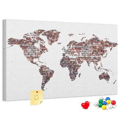 Kurk prikbord de wereldkaart tegen een bakstenen muur