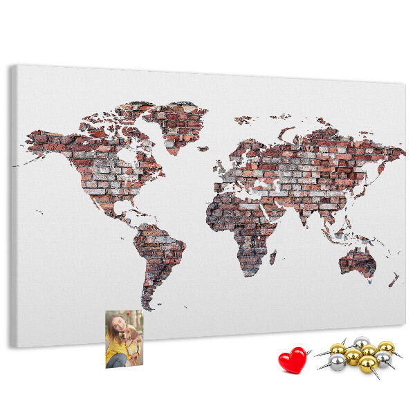 Kurk prikbord de wereldkaart tegen een bakstenen muur