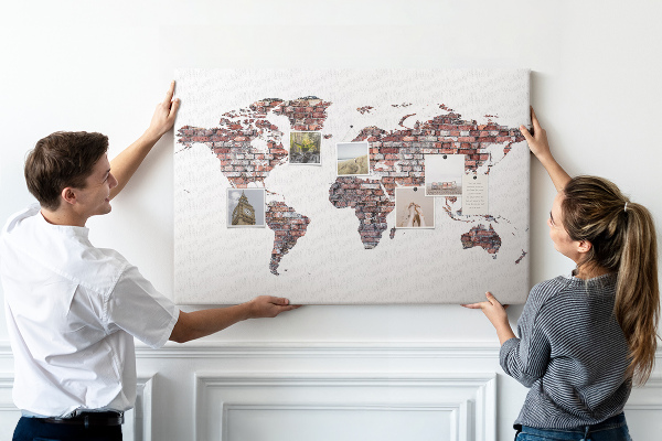 Kurk prikbord de wereldkaart tegen een bakstenen muur