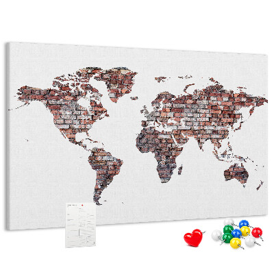 Kurk prikbord de wereldkaart tegen een bakstenen muur