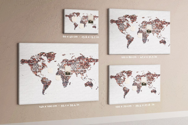 Kurk prikbord de wereldkaart tegen een bakstenen muur