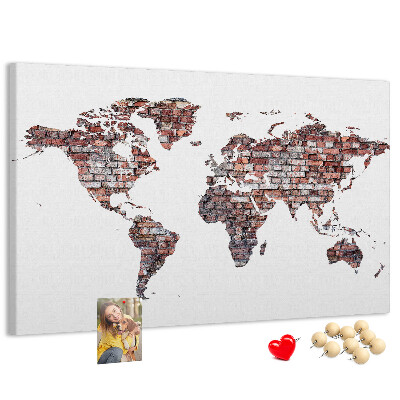 Kurk prikbord de wereldkaart tegen een bakstenen muur