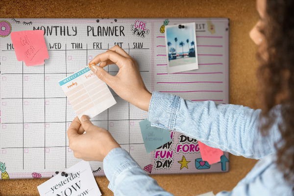 Kurkbord kleurrijke maandplanner met motieven