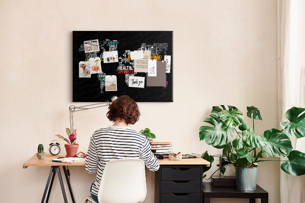 Kurkbord wereldkaart met motiverende slogans