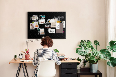 Kurkbord wereldkaart met motiverende slogans