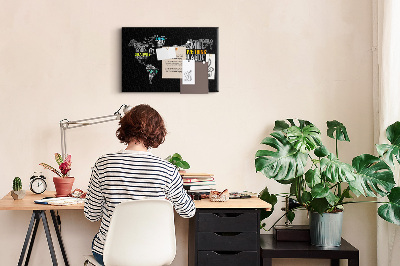 Kurkbord wereldkaart met motiverende slogans