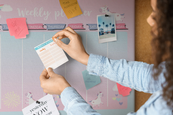 Kurk prikbord weekplanner met kleurrijke eenhoorns