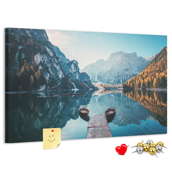 Kurkbord met een berglandschap weerspiegeld in het meer