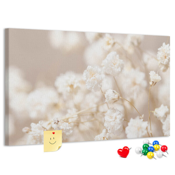 Kurkbord fijne witte bloemen op een neutrale achtergrond