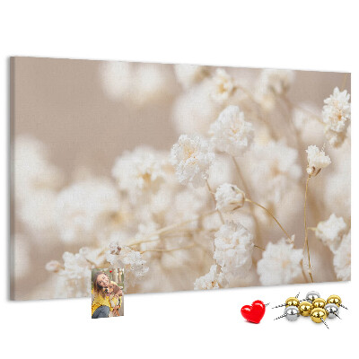 Kurkbord fijne witte bloemen op een neutrale achtergrond