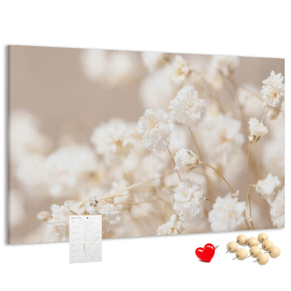 Kurkbord fijne witte bloemen op een neutrale achtergrond