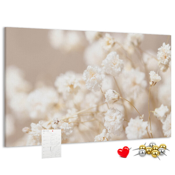 Kurkbord fijne witte bloemen op een neutrale achtergrond