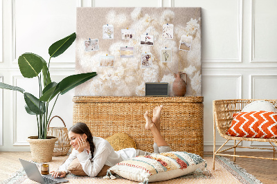 Kurkbord fijne witte bloemen op een neutrale achtergrond
