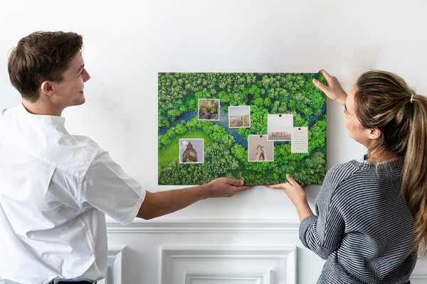 Kurk prikbord met een afbeelding van een groen landschap met een kronkelende rivier