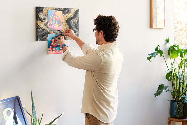 Kurkbord met een abstract patroon van gouden en zwarte golven