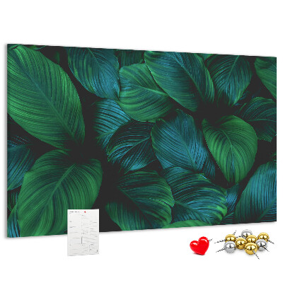 Prikbord met tropische bladeren op een donkere achtergrond