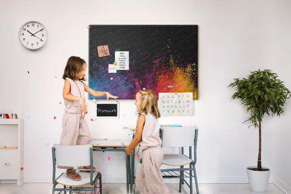 Kurkbord met een explosie van kleuren op een zwarte achtergrond