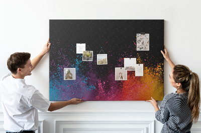 Kurkbord met een explosie van kleuren op een zwarte achtergrond