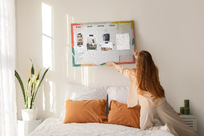 Kurkbord met bloemenkalender en kleurrijke accenten
