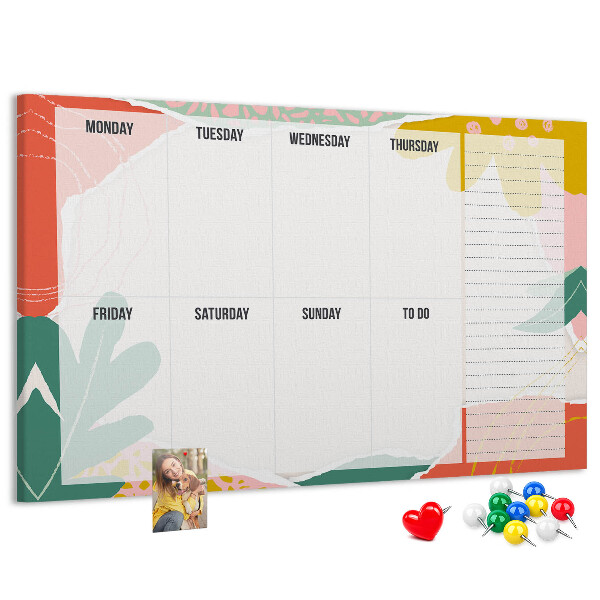 Kurkbord met bloemenkalender en kleurrijke accenten