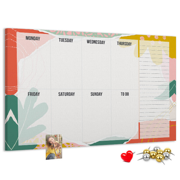 Kurkbord met bloemenkalender en kleurrijke accenten