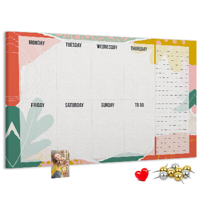 Kurkbord met bloemenkalender en kleurrijke accenten