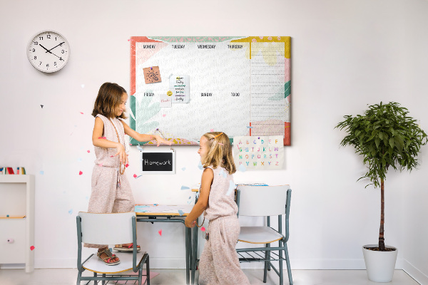 Kurkbord met bloemenkalender en kleurrijke accenten