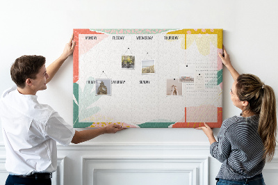 Kurkbord met bloemenkalender en kleurrijke accenten