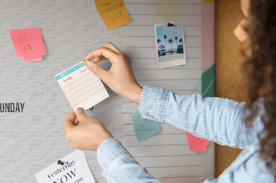 Kurkbord met bloemenkalender en kleurrijke accenten