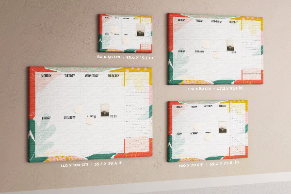 Kurkbord met bloemenkalender en kleurrijke accenten