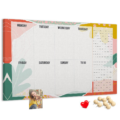 Kurkbord met bloemenkalender en kleurrijke accenten